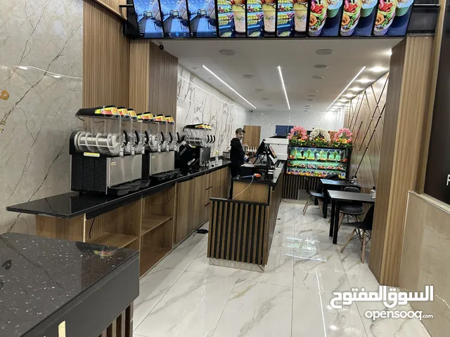 محل للبيع الوحيد بالمنطقه في مجال المشروبات يحيط بأكثر من 50 مطعم للبيع بموقع مميز جدا طابقين