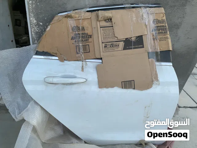 باب لون ابيض كامل مع البطانه والجام خلفي عكس السائق سيارة c200 موديل 2015
