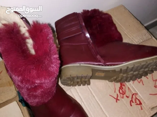 أي بوت قصير على 4 واي بوت طويل على 6=مقاس 40 و41 المعروضين فقط=المهتم ارتك رقم هاتف ونتصل معك