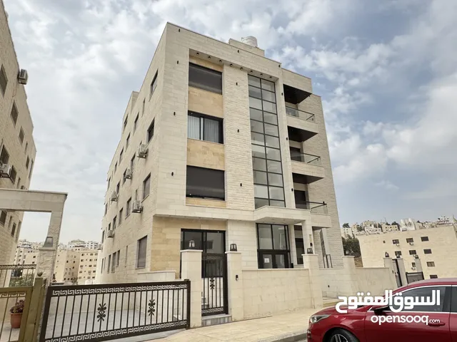 شقة طابق شبه ارضي مميزة بتشطيبات حديثة مساحة 172م بسعر مميز من المالك