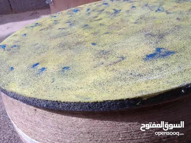 طاولات نظام ديكور صنع منزلي وايضا فيها مكان لوضع المال مثل الحصاله