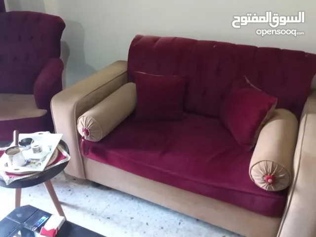 Living room couches and Table طقم غرفة جلوس مريحة وأنيقة مع طاولة بنية اللون