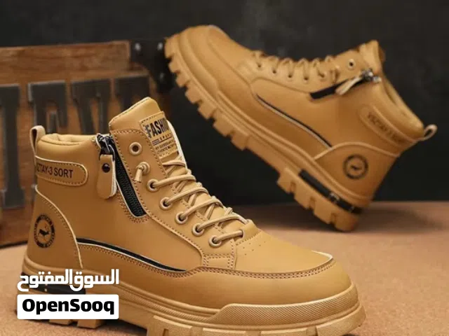Design: Modern high-top silhouette with a "VSZTAY-3 SORT" signature patch for a premium look.