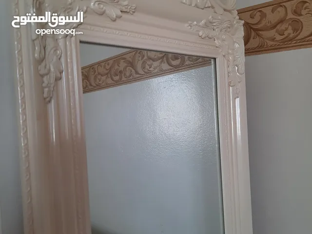 مرايا باللون الابيض، تقريبا جديدة، نظيفة و حالتها ممتازة و الثمن جد معقول