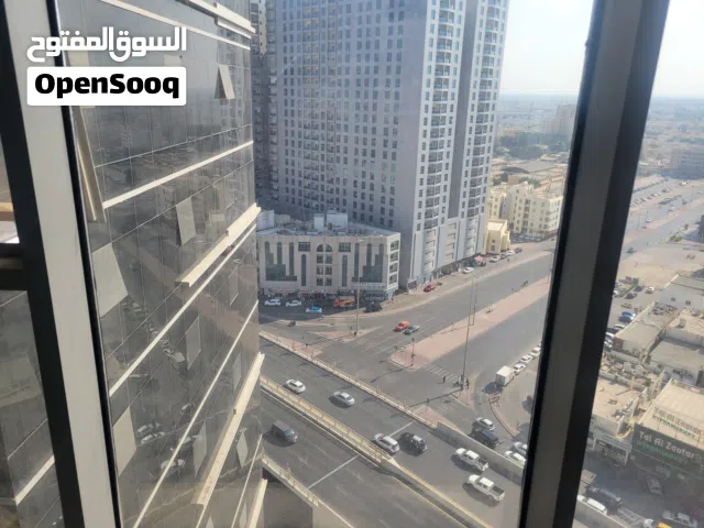 مكاتب عصرية في قلب عجمان بتصميم فاستو ومساحة واسعة