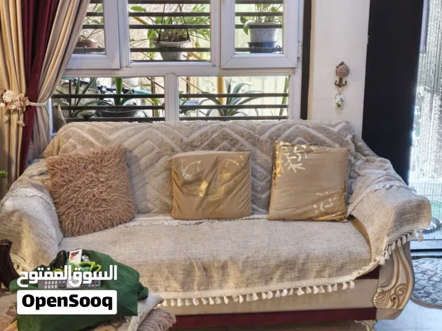 كنب ثلاث قطع وحده كبيره ثلا مقاعد واثنان مفرده اللون ماروني وابيض