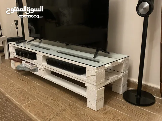 ب 10 دنانير الطاولة والثنتين ب 15 وحدة وسط وحدة تلفزيون