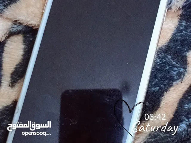 موبايل ايفون للبيع السعر 100 ياتي ماعه شاحن هديه و4 كفرات والجهاز نضيف جدًا