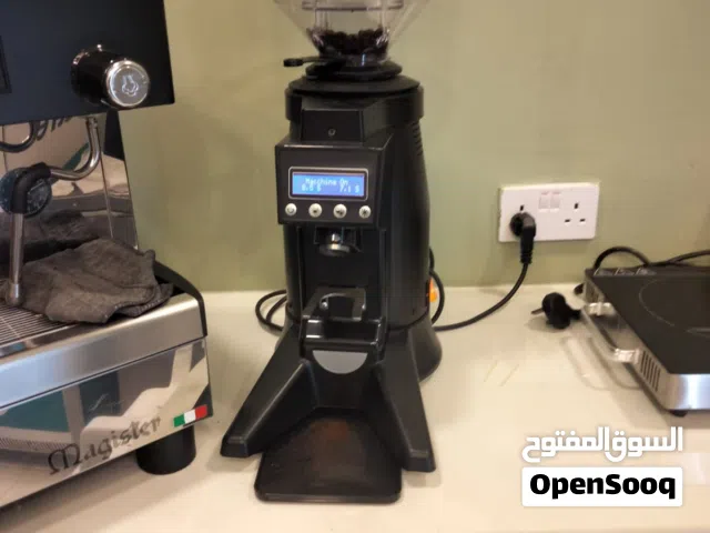 للبيع مطحنة اسبرسوا ايطالي جديده ومكينة كريب استعمال خفيف