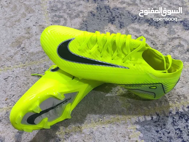 حذاء كرة القدم اير زوم مسامير مستعمل مباراة واحدة للبيع