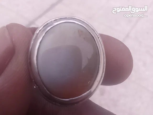 حجر نادر يحتوي على ماء