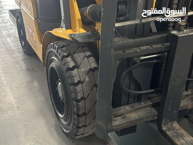 رافعة شوكية للايجار الشهري واليومي والاسبوعي