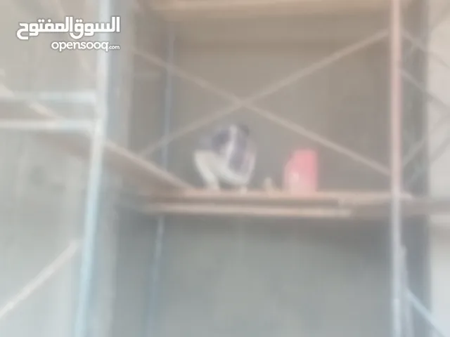 صنايعي مبيض محارة من الصعيد مقيم بالقاهرة خبره في جميع المهن بالمقاولات