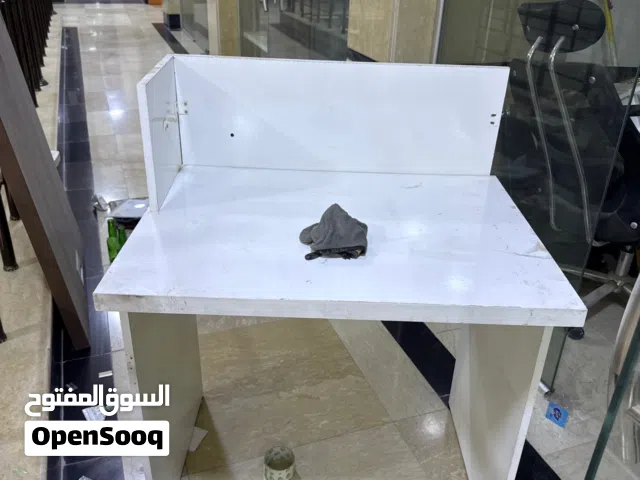 ميز أبيض  صغير