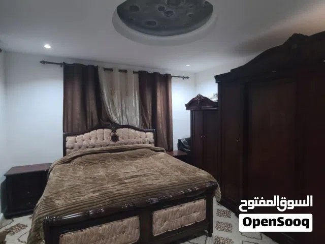 غرفة نوم كبيرة خشب صولد قشرة بلوط  بحاله جيده جدا شبة الجديد  تخت وخزانه وملحق وبيرو وكميدنه 2  للبي