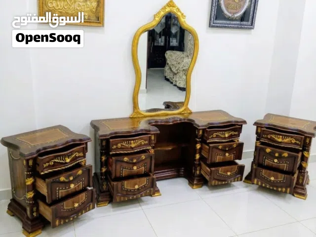تسريحة و 2 كمودينو عمولة خشب زان بحالة فوق الممتازة