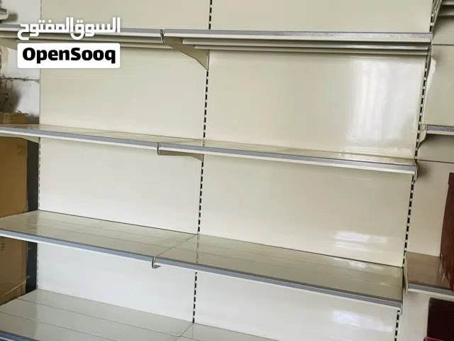 رفوف حديد عملية وقوية بحالة ممتازة جدا