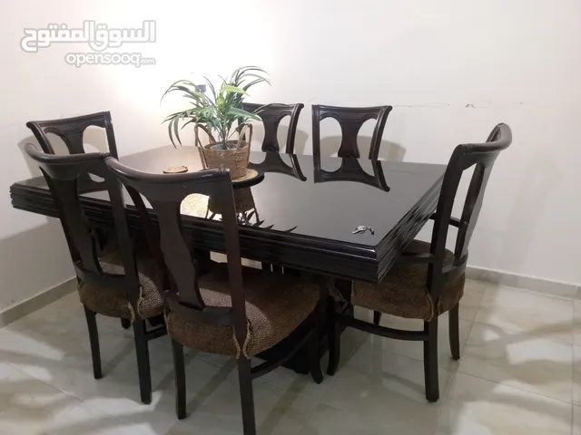 غرفة نوم وطاولة سفرة و سجاد و مروحة للبيع