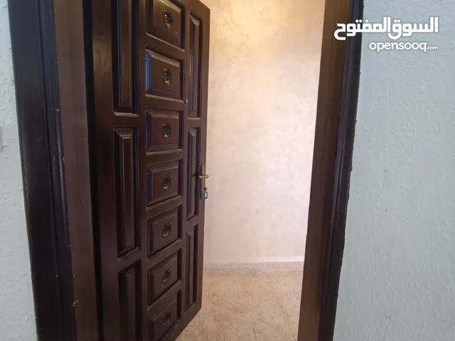 شقة للايجار مناسبة للعرسان والعائلات مجددة بالكامل في منطقة قريبة على كافة الخدمات وعمارة عائلية