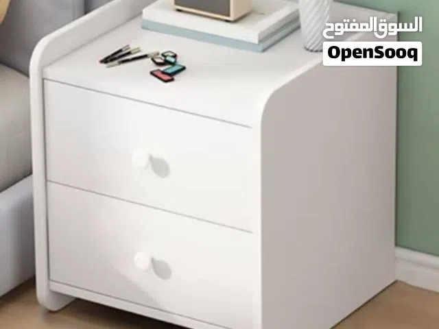 كومودينا / طاولة جانبية لغرفة النوم – تصميم أنيق وعملي