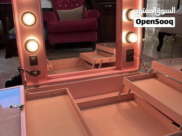 Makeup bag / حاملة مكياج