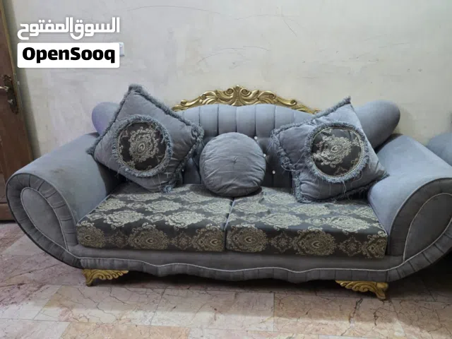 تخم قنفات مع طاولة وسطية