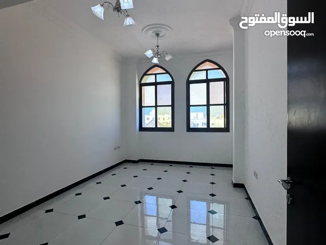 (عادل)شقة رائعة بتشطيبات سوبر دى لوكس وتكيف مركزى بالروضة 3 بالقرب من الخدمات ومخرج دبى