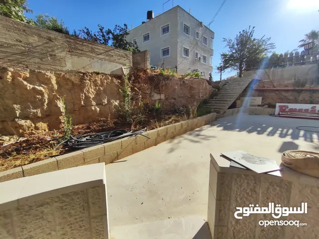شقة أرضية مع ساحة للإيجار – سردا قرب مجمع استوريا وأيكون مول
