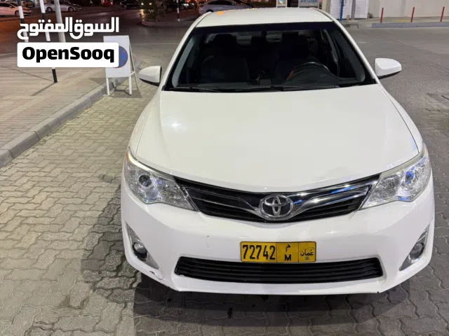 تويوتا كامري 2014 خليجي مستعملة لون أبيض بداخل أسود وتقنيات حديثة