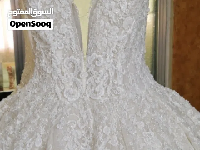 فستان زفاف أبيض