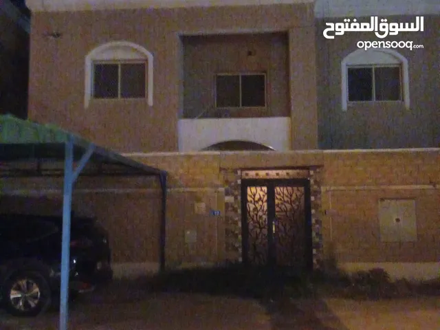 للبيع بيت حكومي في سعد العبدالله قطعه 8 يتكون من دورين اخو الزاوية ملبس وثيقة حره