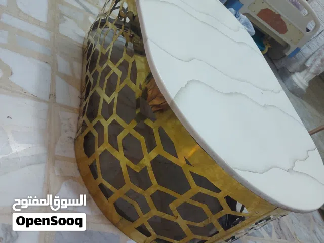 اربع طاولات صغار وثنتين كبار ومضيفتين