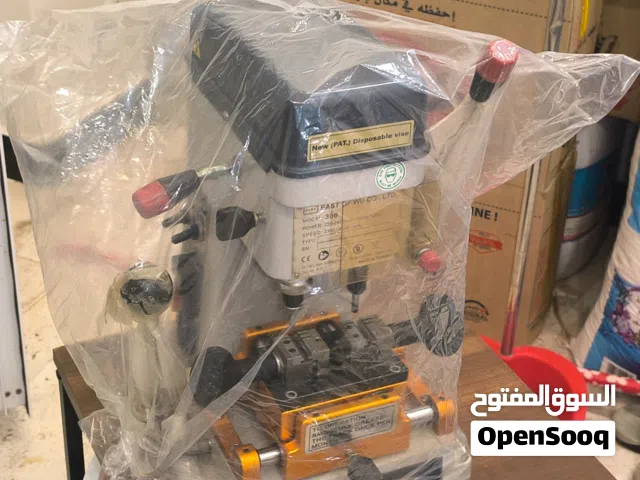 مكينة نسخ وا طبع المفاتيح وا جميع ملحقاتها معاء جهاز لبرمجت المفاتيح المزوده بشيرحة الكترونية