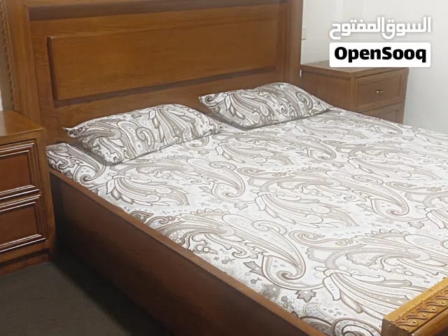تخت مع كومادينات عدد 2