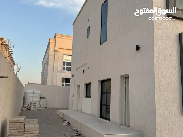 فيلا طابقين حوشي