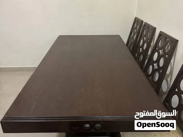 طاولة سفره مع 8 كراسي وطاولتين وسط مع زجاج