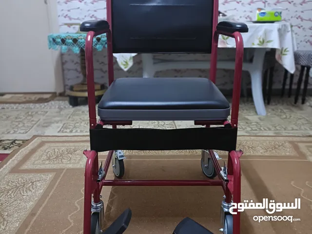 كرسي متحرك وحمام في ذات الوقت مع غطاء قابل للازاله يحمل وزن 100 كغ نوع الماني