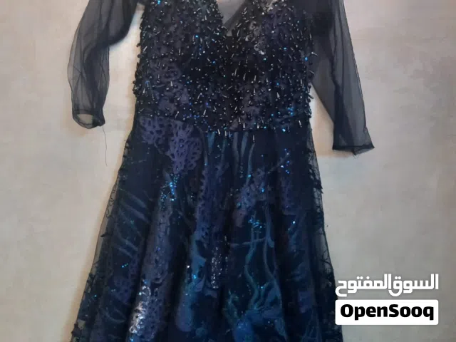 فستان سهرة لون كحلي بحالة ممتازة والسعر مغري