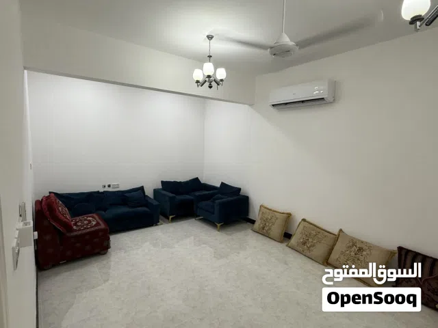 شقة نظيفة فالخوض بموقع مميز - للعوايل
