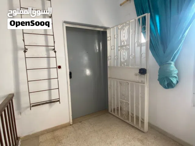 شقة للبيع في النجيلة مشطبة حديث نظيفة جداً غير مسكونة مقابلة لمسجد الإمام البخاري وقرب جميع الخدمات