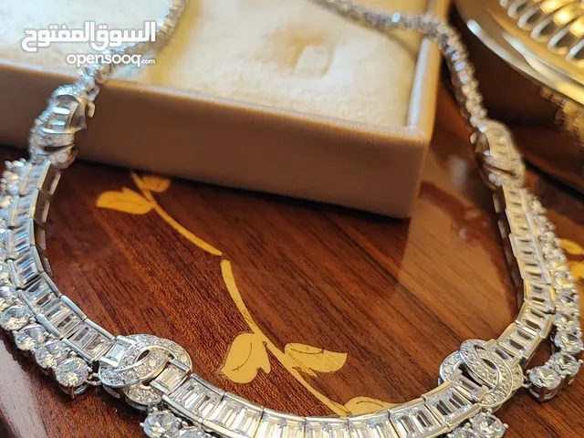 قلادة فضية ثقيلة
