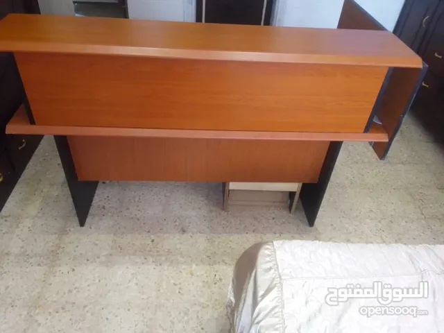 مكتب خشب مضغوط مرتب