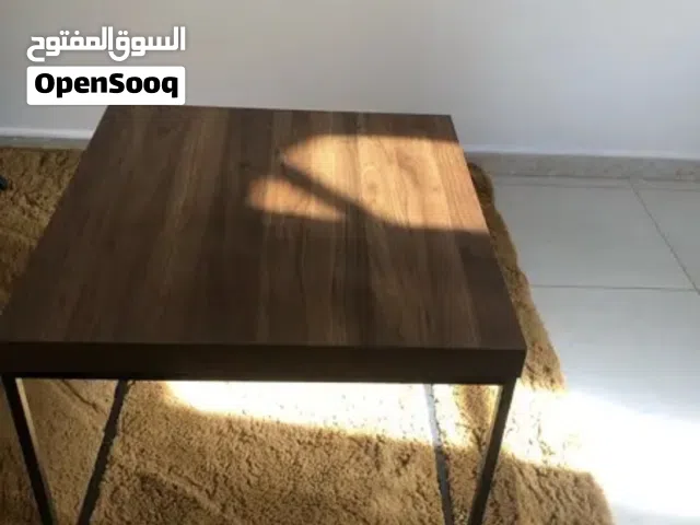 طاولة خشبية متوسطه الطول