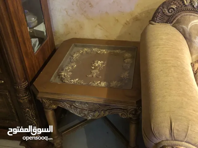 طقم كنب موكن من ثلاثيه وثنائيه و2 طربيزه وطاوله بحاله جيده