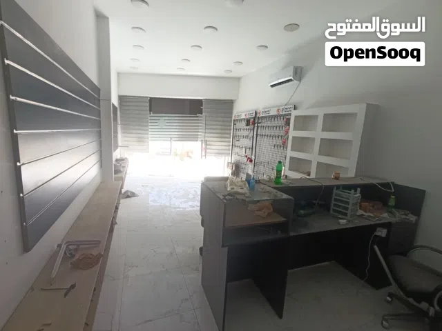 محل بيع عتبه في استاند و مكيف وباب مرش وطاولة بيع