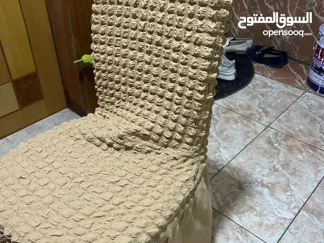 طاولة سفرة ليس بيها اي شي وقابلة للفتح والتمدد مكسور وكفرات للكراسي ..400قابل للتفاوض