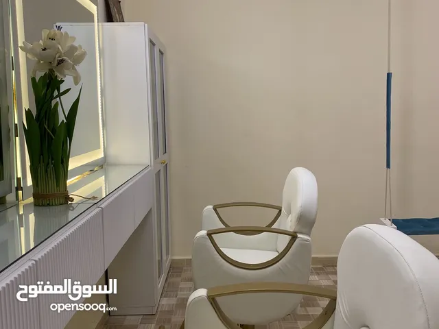 صالون سيدات شبه جديد بكامل معداته للبيع بسعر مغري جدا جدا جدا