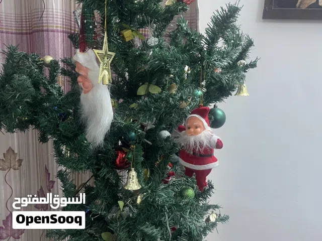 شجرة كرسمس للبيع مع أغراضها