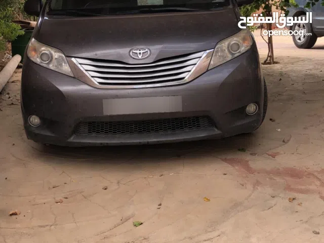 تويوتا سيينا موديل 2014 موقع الزنتان-طرابلس