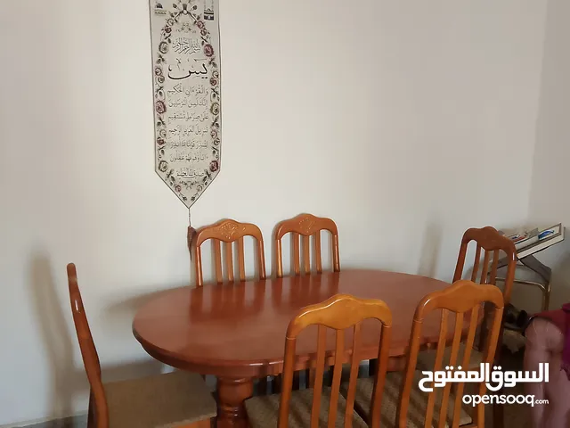 ميز خشب صاج مع 6 كراسي للبيع بحالة جيدة جدا